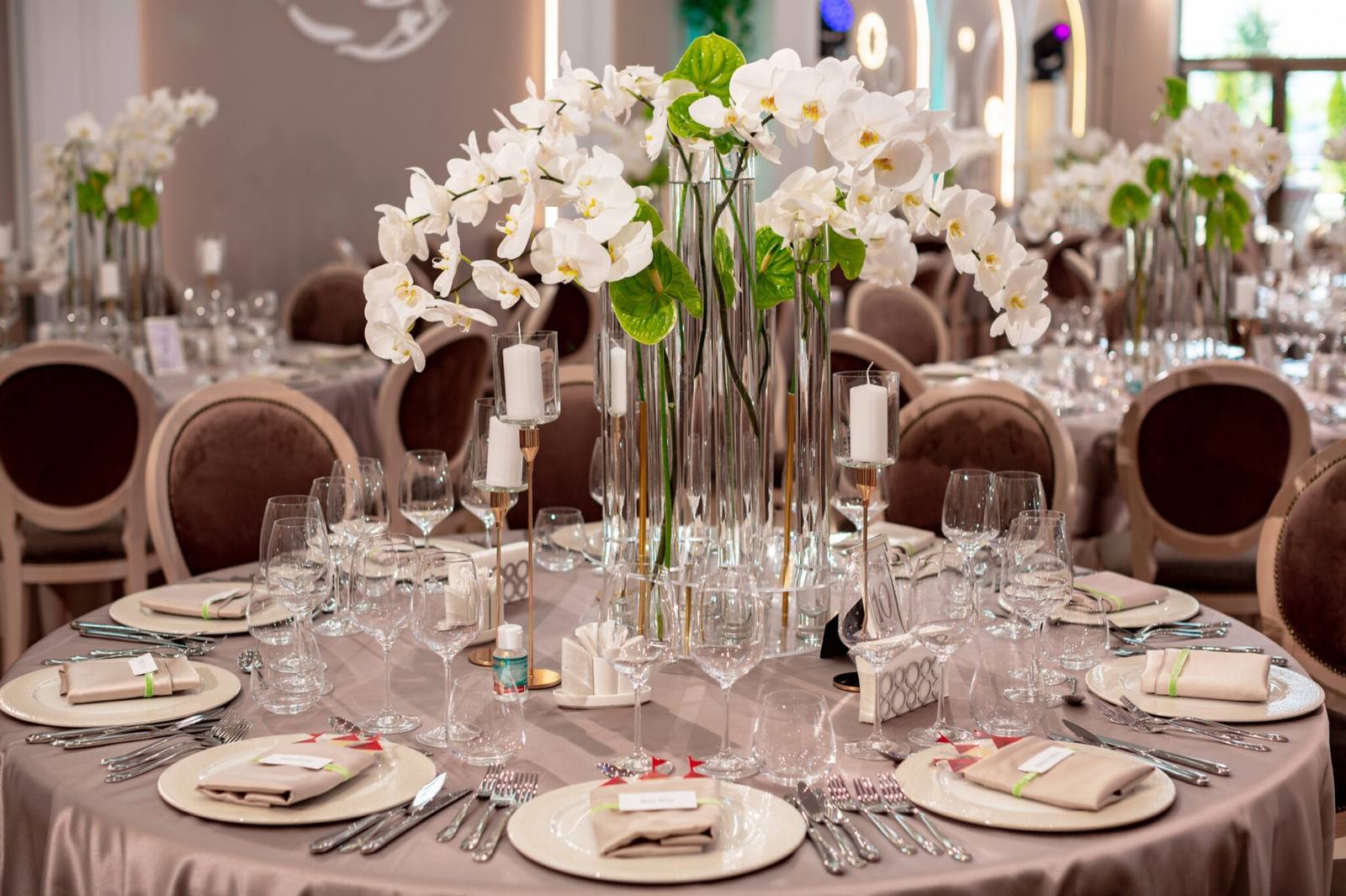 Masă de eveniment cu aranjament floral
