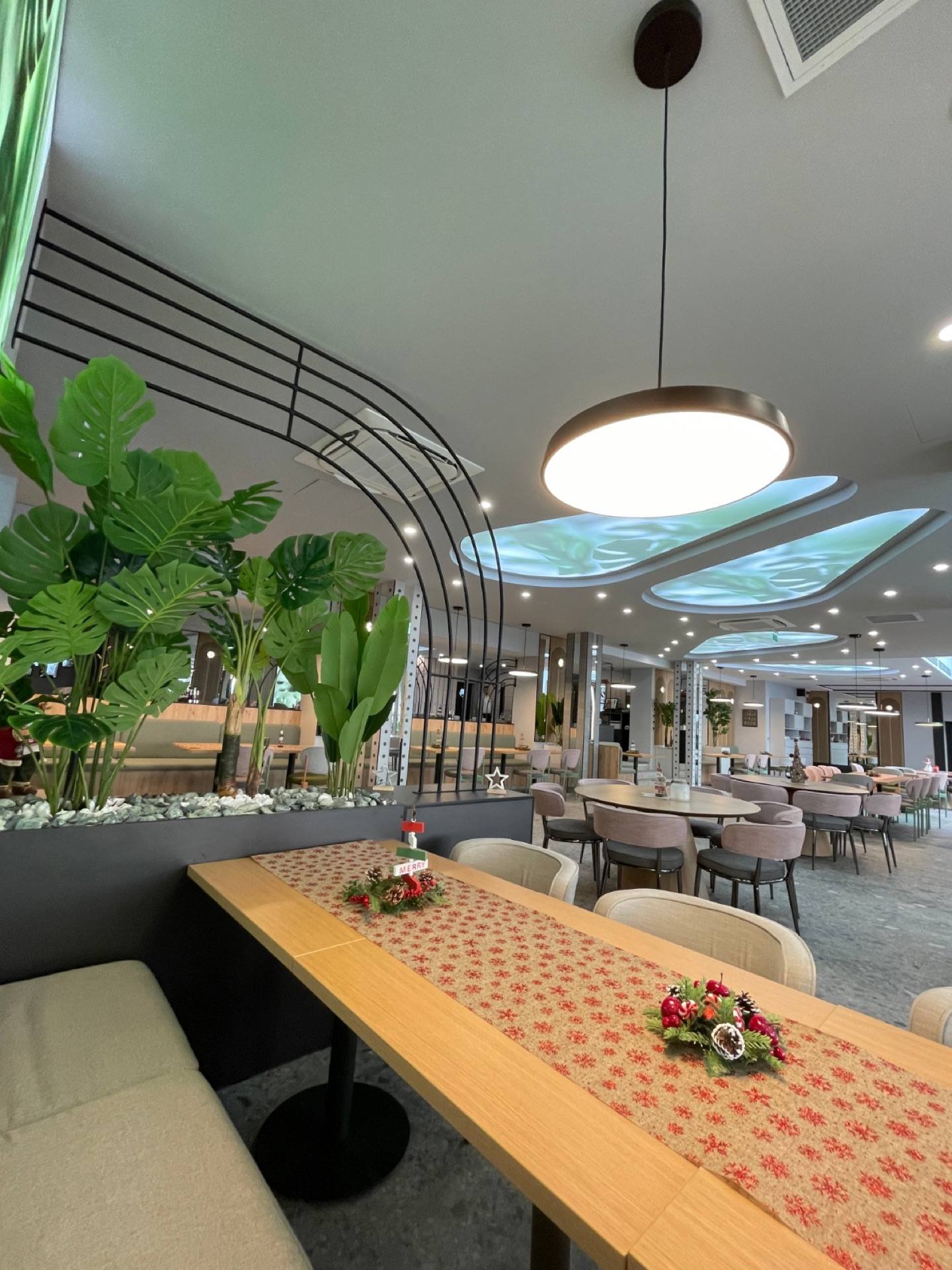 Colț de salon cu canapea verde catifelată