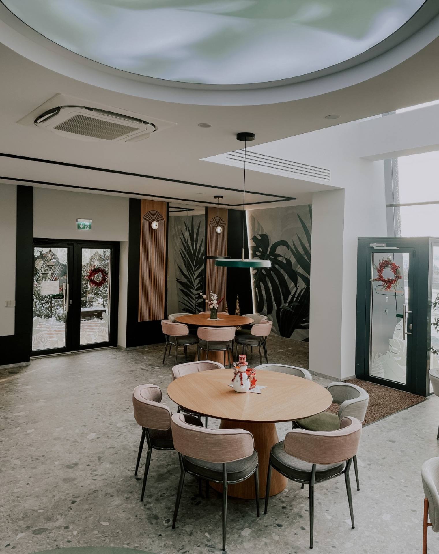Detaliu de amenajare cu plante și arcade