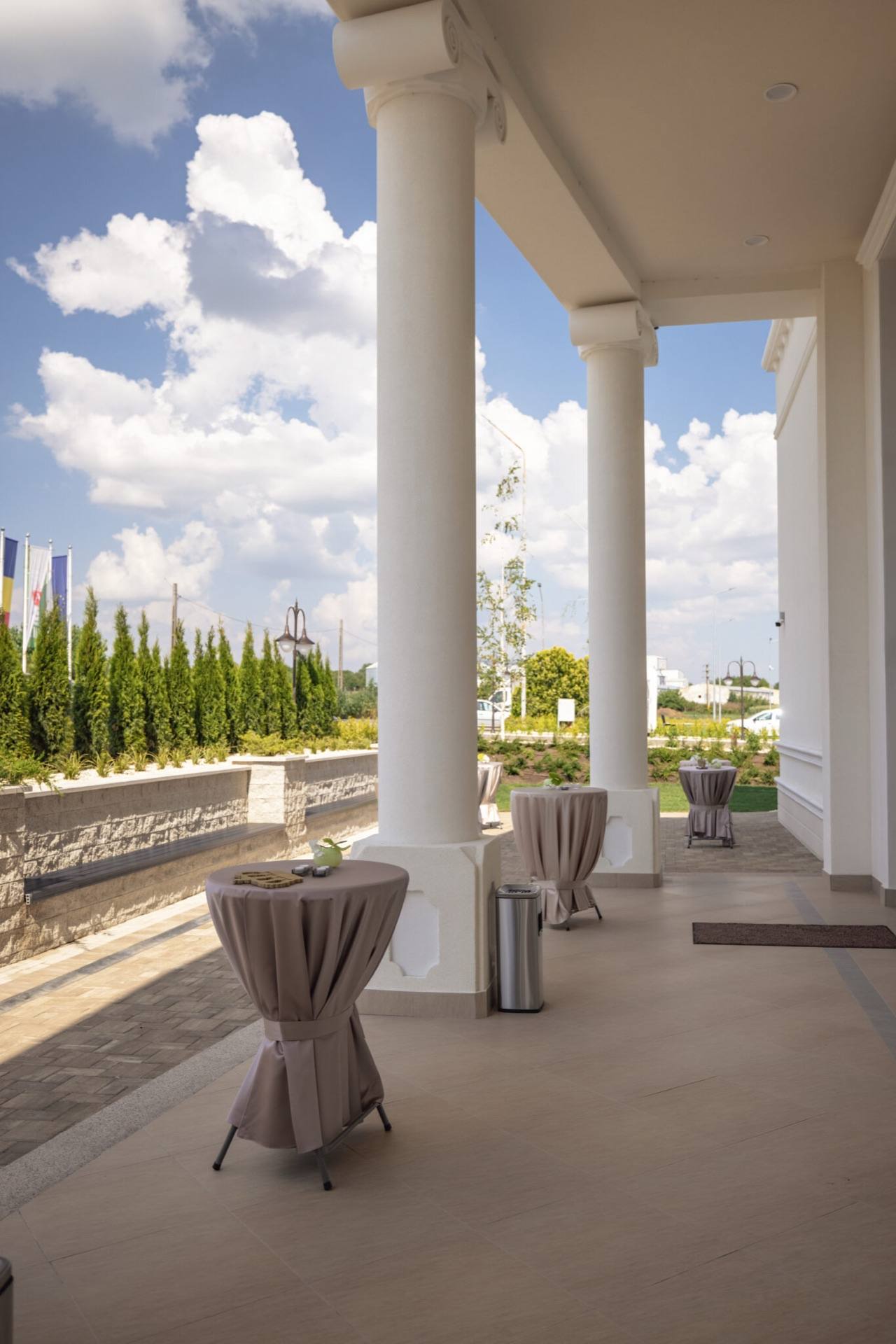 Grădina domeniului, cu vegetație și colonade