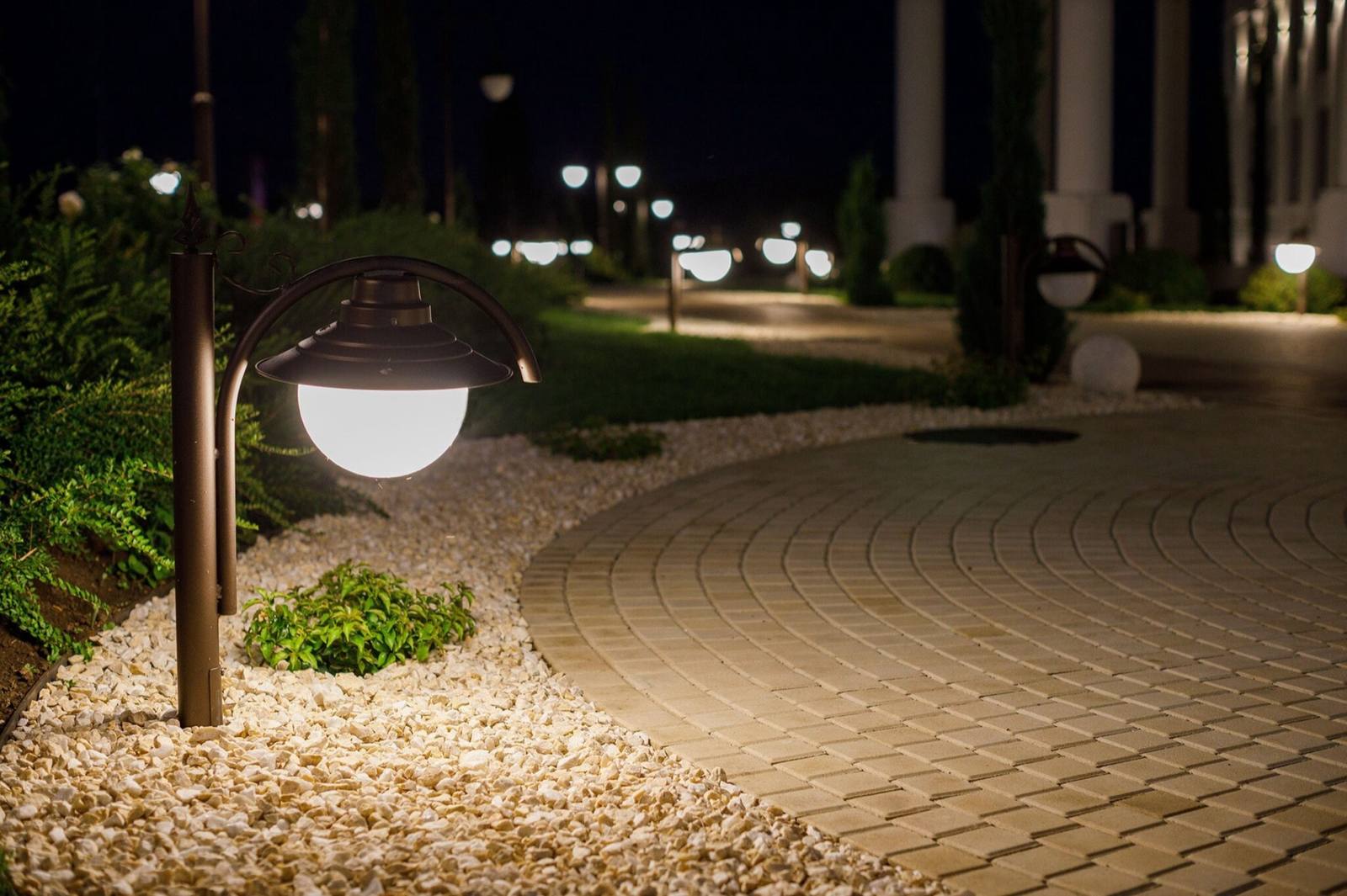 Aleile domeniului iluminate seara